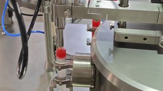Máy đóng nắp và chiết rót ống tiêm đã nạp sẵn DZA100