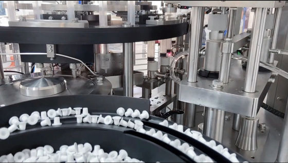 Máy nhồi và chèn ống tiêm đã được lấp đầy