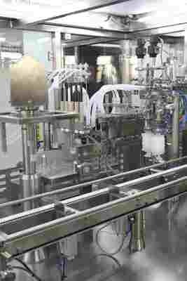 Máy làm đầy ống tiêm RTU tự động tốc độ cao cho sản xuất thuốc vô trùng