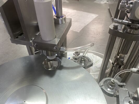 Cao độ nhớt Gel mỹ phẩm Kem nha khoa Nắp nắp Plug Lure Lock Vaccine Syringe Filling Machine
